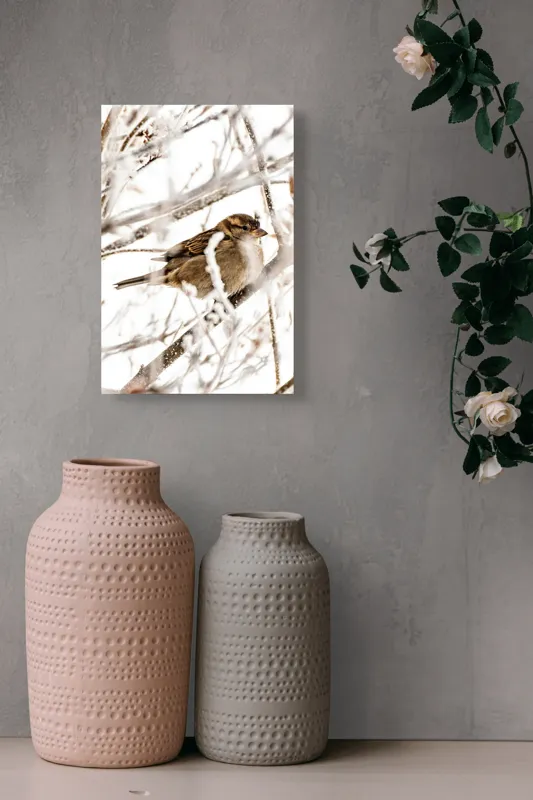 Tablou Canvas, "Vrăbiuță odihnindu-se printre crengi înghețate", Pasăre, Iarnă, Ramuri, Zăpadă, Delicatețe, Frig, Natură, Tandrețe, Supraviețuire, Frumusețe., 26 x 39 cm – poza 6