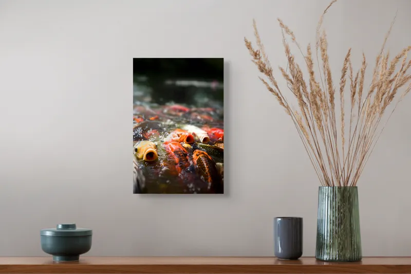 Tablou Canvas, "Dansul vibrant al peștilor Koi", Pești, Apă, Culori, Mișcare, Reflexie, Natură, Lumină, Energie, Viață, 26 x 39 cm – poza 5