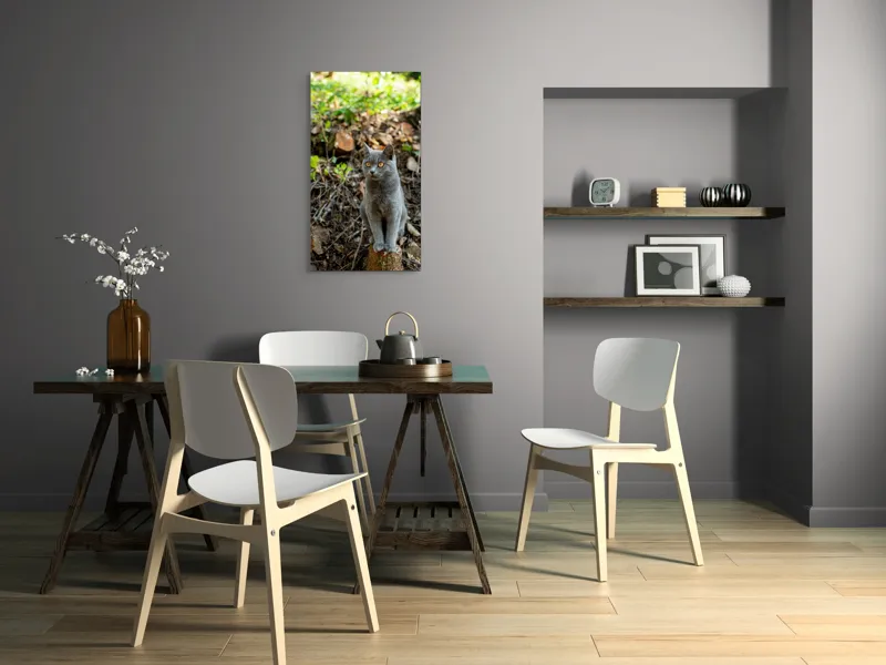 Tablou Canvas, "Pisică gri în pădurea însorită", Pisică, Gri, Ochii-Maronii, Pădure, Natură, Curiozitate, Postură, Blană-Moale, Lumina, Fundal-Verde., 50 x 90 cm – poza 4