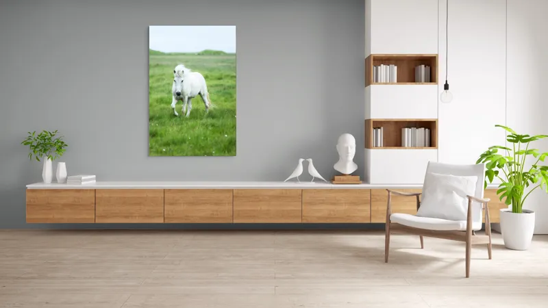 Tablou Canvas, "Călătorie prin pajiștea verde intens", Cal, Alb, Pășune, Verde, Blând, Peisaj, Natural, Câmpie, 100 x 150 cm – poza 8