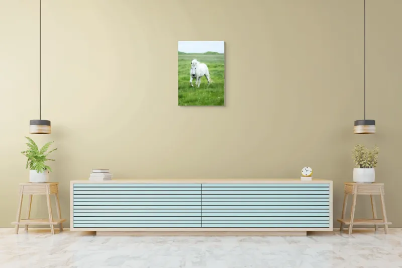 Tablou Canvas, "Călătorie prin pajiștea verde intens", Cal, Alb, Pășune, Verde, Blând, Peisaj, Natural, Câmpie, 50 x 70 cm – poza 6