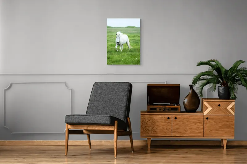 Tablou Canvas, "Călătorie prin pajiștea verde intens", Cal, Alb, Pășune, Verde, Blând, Peisaj, Natural, Câmpie, 50 x 70 cm – poza 8