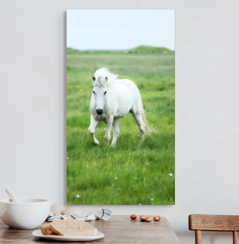 Tablou Canvas, "Călătorie prin pajiștea verde intens", Cal, Alb, Pășune, Verde, Blând, Peisaj, Natural, Câmpie, 50 x 90 cm – poza 3