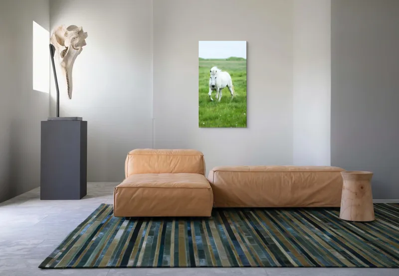 Tablou Canvas, "Călătorie prin pajiștea verde intens", Cal, Alb, Pășune, Verde, Blând, Peisaj, Natural, Câmpie, 50 x 90 cm – poza 5