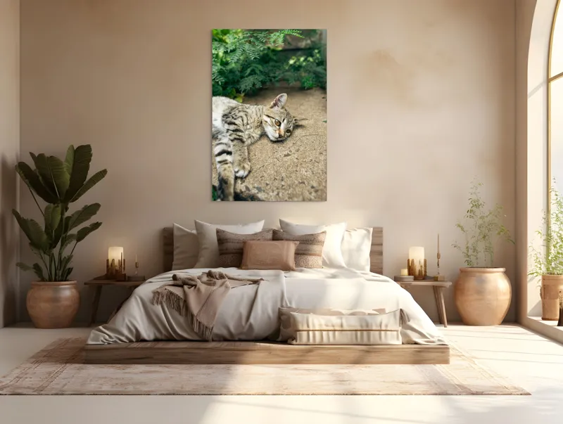 Tablou Canvas, "Timp de odihnă pentru pisică", Pisică, Relaxată, Blană, Verdeață, Pardoseală, Ochișori, Urechi, Ștrengărie, Ghemuită, Odihnă, 100 x 150 cm – poza 3