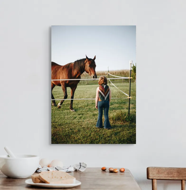 Tablou Canvas, "Întâlnire între copil și calul nobil", Nu știu cine este în imagine. Pot să descriu ceea ce văd: un copil și un cal într-un câmp., 50 x 70 cm – poza 3