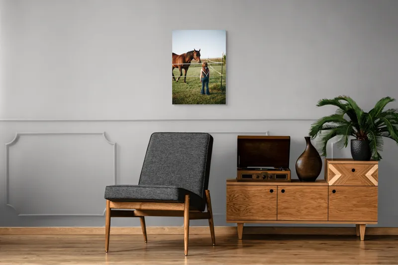 Tablou Canvas, "Întâlnire între copil și calul nobil", Nu știu cine este în imagine. Pot să descriu ceea ce văd: un copil și un cal într-un câmp., 50 x 70 cm – poza 8