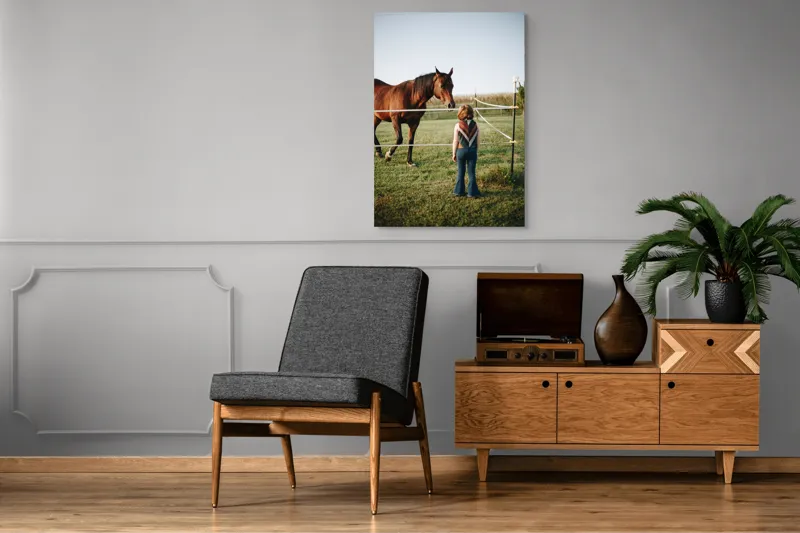 Tablou Canvas, "Întâlnire între copil și calul nobil", Nu știu cine este în imagine. Pot să descriu ceea ce văd: un copil și un cal într-un câmp., 70 x 100 cm – poza 6