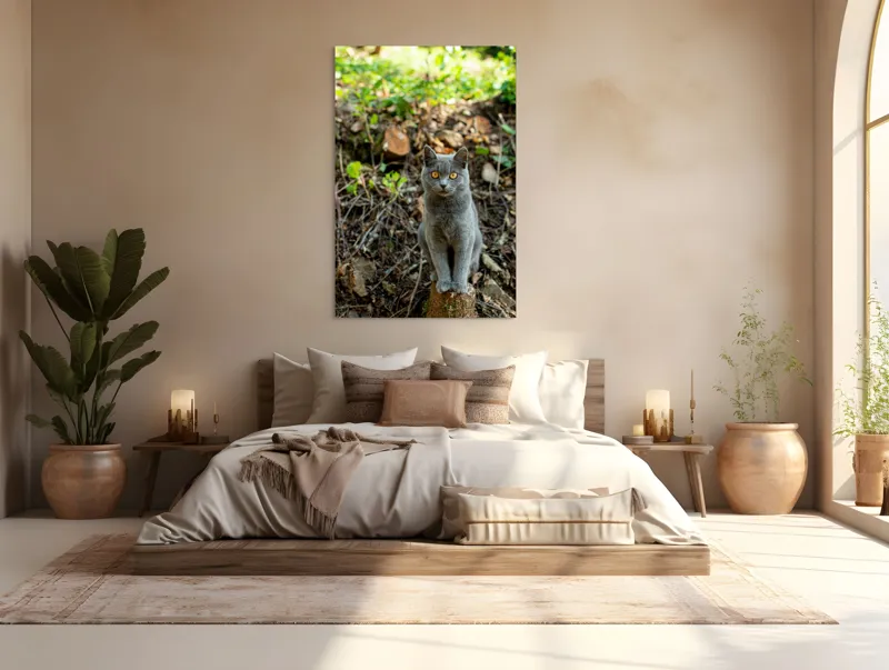 Tablou Canvas, "Pisica gri în pădurea de vară", Pisică, Gri, Ochi, Portocalii, Natură, Frunze, Tulpini, Lemn, Fundal, Blană, 100 x 150 cm – poza 3