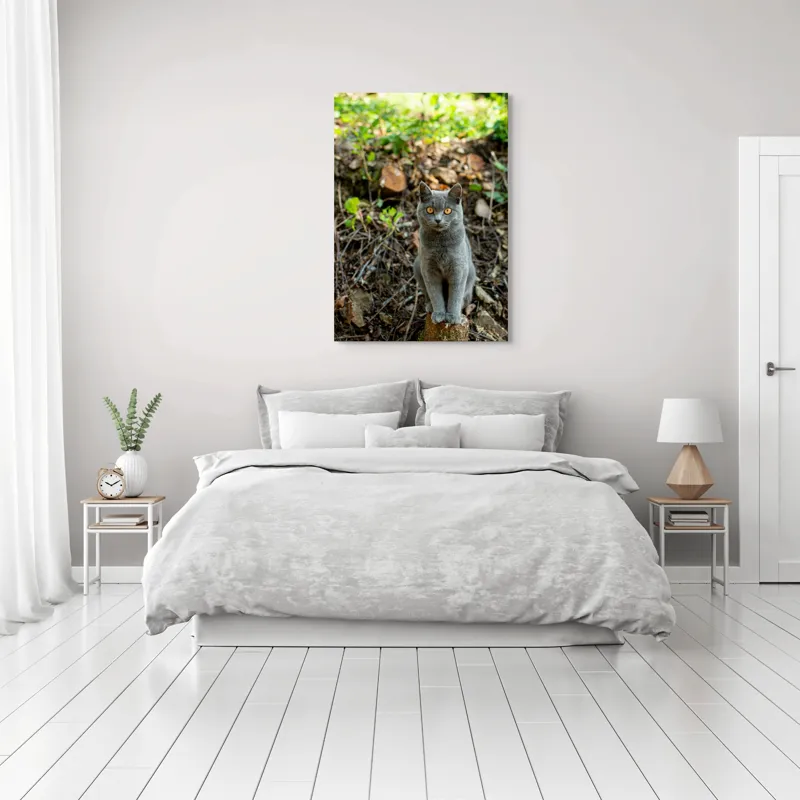 Tablou Canvas, "Pisica gri în pădurea de vară", Pisică, Gri, Ochi, Portocalii, Natură, Frunze, Tulpini, Lemn, Fundal, Blană, 70 x 100 cm – poza 3