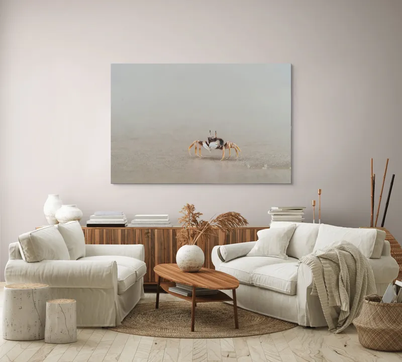 Tablou Canvas, "Mic explorator pe nisipul umed", Crab, Sand, Beach, Calm, Solitude, Reflection, Minimalism, Nature, Tranquility, Softness, 150 x 100 cm – poza 3