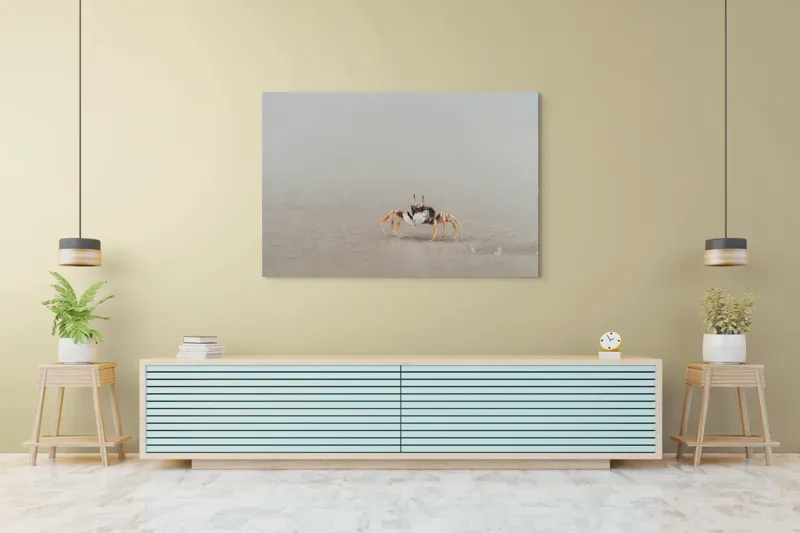 Tablou Canvas, "Mic explorator pe nisipul umed", Crab, Sand, Beach, Calm, Solitude, Reflection, Minimalism, Nature, Tranquility, Softness, 150 x 100 cm – poza 6