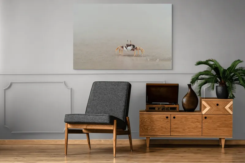 Tablou Canvas, "Mic explorator pe nisipul umed", Crab, Sand, Beach, Calm, Solitude, Reflection, Minimalism, Nature, Tranquility, Softness, 150 x 100 cm – poza 8
