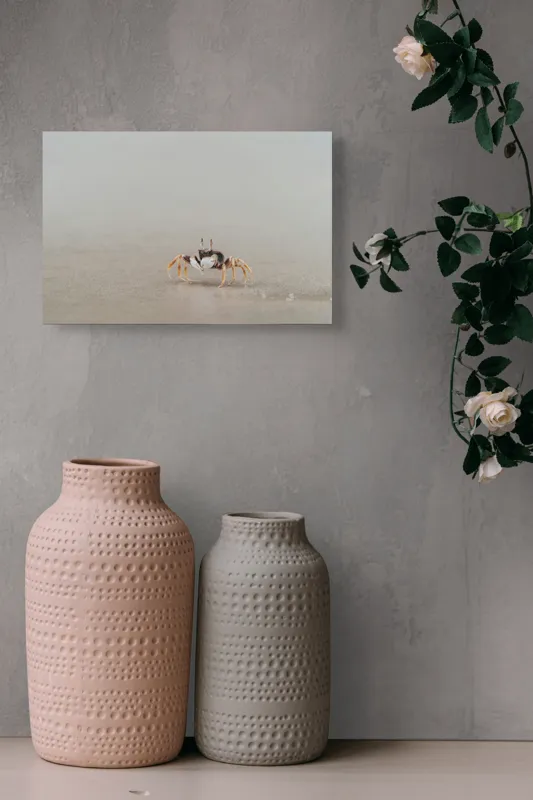 Tablou Canvas, "Mic explorator pe nisipul umed", Crab, Sand, Beach, Calm, Solitude, Reflection, Minimalism, Nature, Tranquility, Softness, 39 x 26 cm – poza 4
