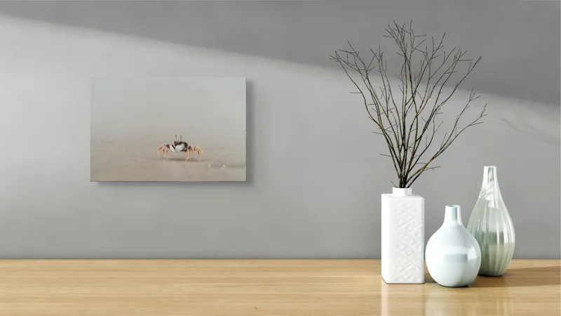 Tablou Canvas, "Mic explorator pe nisipul umed", Crab, Sand, Beach, Calm, Solitude, Reflection, Minimalism, Nature, Tranquility, Softness, 39 x 26 cm – poza 8