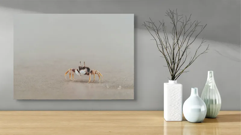 Tablou Canvas, "Mic explorator pe nisipul umed", Crab, Sand, Beach, Calm, Solitude, Reflection, Minimalism, Nature, Tranquility, Softness, 70 x 50 cm – poza 3