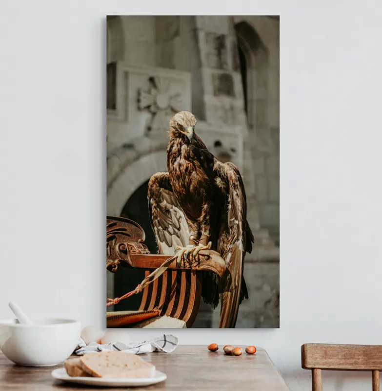 Tablou Canvas, "Vulturul paznic al cetății regale", Vultur, Impunător, Majestuos, Pradator, Elegant, Siluetă, Stăpânitor, Fundal, Natural, Sculptural, 50 x 90 cm – poza 3