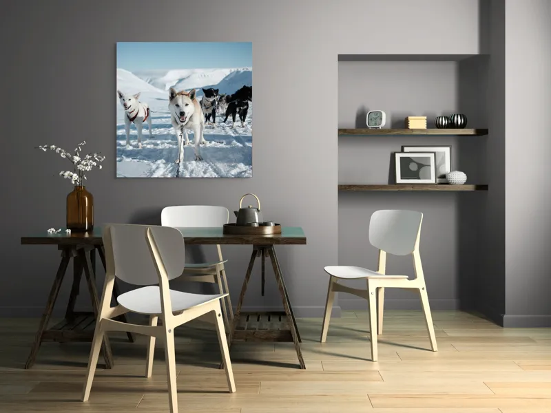 Tablou Canvas, "Câini de sanie în peisaj nordic", Câini, Sled, Zăpadă, Munți, Cer, Albastru, Aventură, Rece, Natură, Arctic., 100 x 100 cm – poza 6