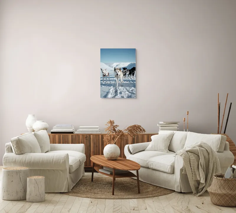 Tablou Canvas, "Câini de sanie în peisaj nordic", Câini, Sled, Zăpadă, Munți, Cer, Albastru, Aventură, Rece, Natură, Arctic., 50 x 70 cm – poza 4