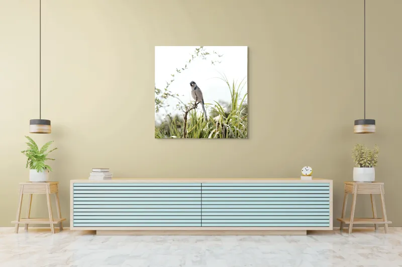 Tablou Canvas, "Pasăre albastră pe ramură uscată", Pasăre, Ramură, Verdeață, Cer, Natură, Aripi, Delicatețe., 100 x 100 cm – poza 5