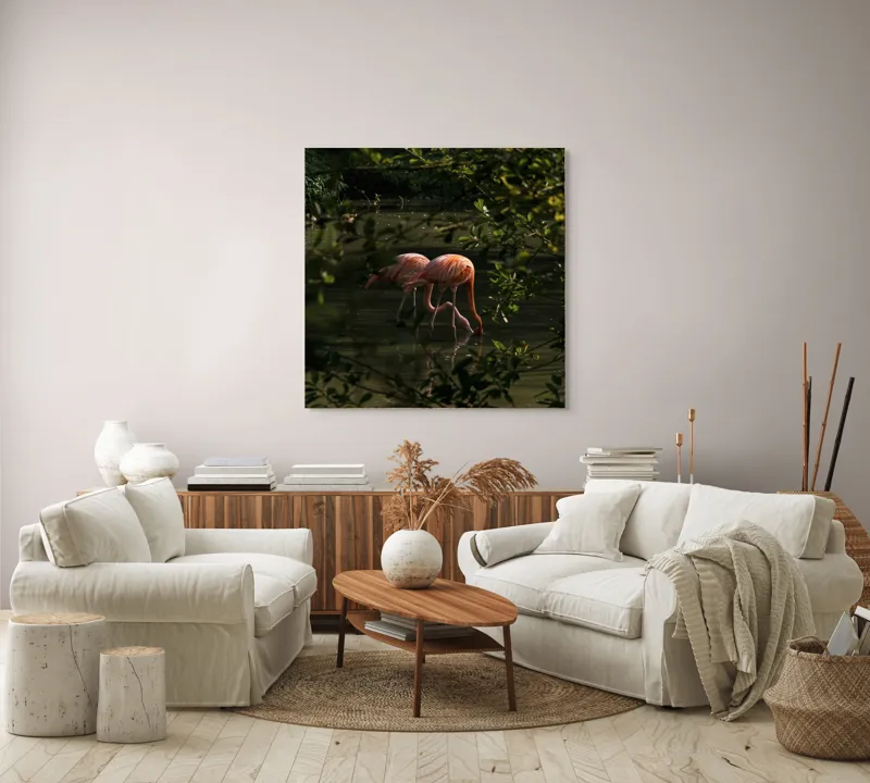 Tablou Canvas, "Flamingo roz în lumina dimineții", Flamingo, Reflecție, Apă, Frunze, Culoare, Natură, Lumină, Serenitate, 100 x 100 cm – poza 3
