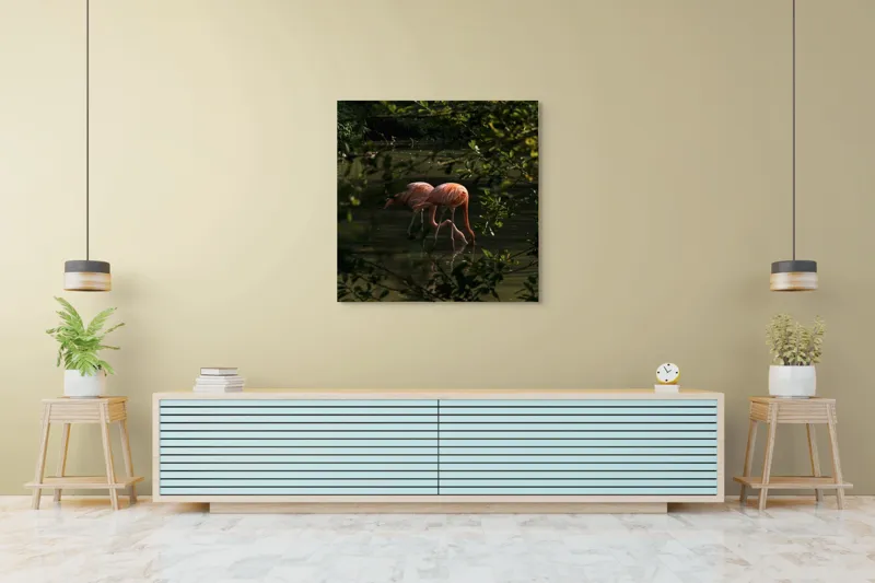 Tablou Canvas, "Flamingo roz în lumina dimineții", Flamingo, Reflecție, Apă, Frunze, Culoare, Natură, Lumină, Serenitate, 100 x 100 cm – poza 5