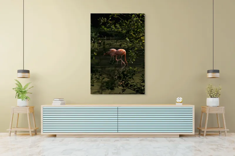 Tablou Canvas, "Flamingo roz în lumina dimineții", Flamingo, Reflecție, Apă, Frunze, Culoare, Natură, Lumină, Serenitate, 100 x 150 cm – poza 4