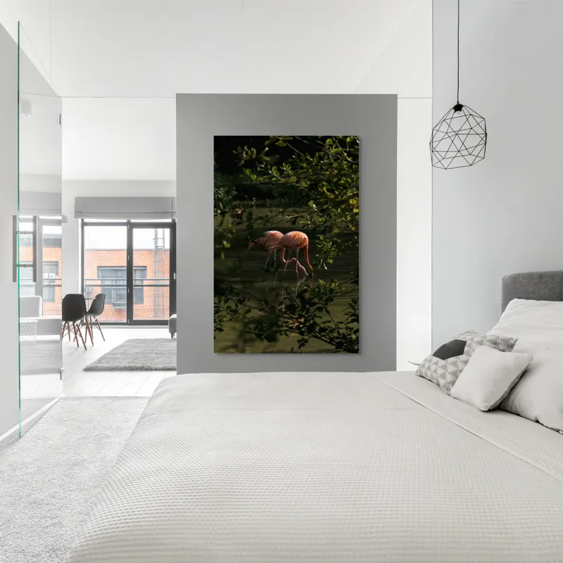 Tablou Canvas, "Flamingo roz în lumina dimineții", Flamingo, Reflecție, Apă, Frunze, Culoare, Natură, Lumină, Serenitate, 100 x 150 cm – poza 5