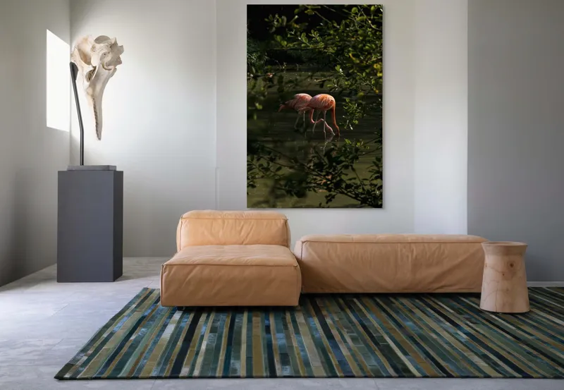Tablou Canvas, "Flamingo roz în lumina dimineții", Flamingo, Reflecție, Apă, Frunze, Culoare, Natură, Lumină, Serenitate, 100 x 150 cm – poza 7