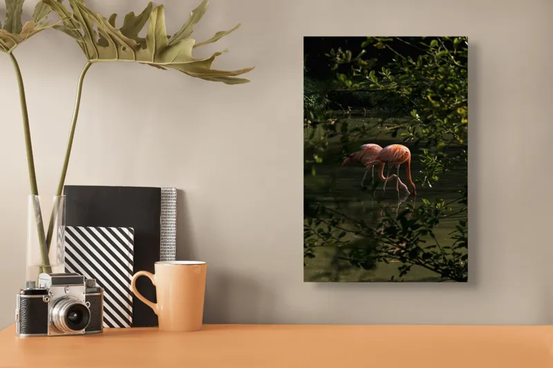 Tablou Canvas, "Flamingo roz în lumina dimineții", Flamingo, Reflecție, Apă, Frunze, Culoare, Natură, Lumină, Serenitate, 26 x 39 cm – poza 3