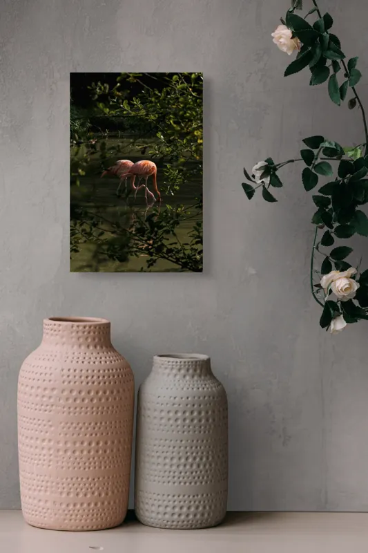 Tablou Canvas, "Flamingo roz în lumina dimineții", Flamingo, Reflecție, Apă, Frunze, Culoare, Natură, Lumină, Serenitate, 26 x 39 cm – poza 6