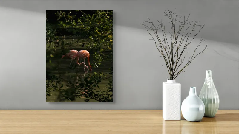Tablou Canvas, "Flamingo roz în lumina dimineții", Flamingo, Reflecție, Apă, Frunze, Culoare, Natură, Lumină, Serenitate, 39 x 54 cm – poza 4