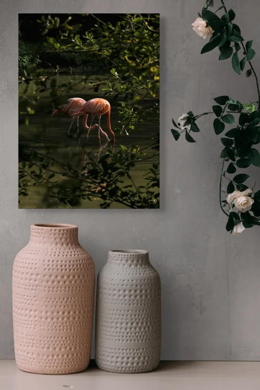 Tablou Canvas, "Flamingo roz în lumina dimineții", Flamingo, Reflecție, Apă, Frunze, Culoare, Natură, Lumină, Serenitate, 39 x 54 cm – poza 6