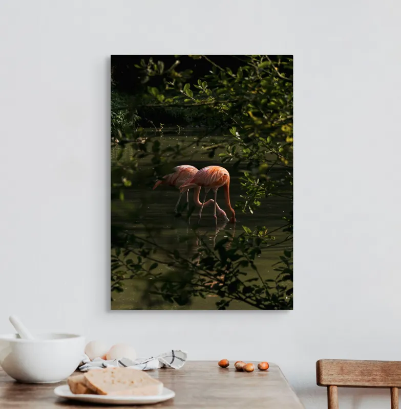 Tablou Canvas, "Flamingo roz în lumina dimineții", Flamingo, Reflecție, Apă, Frunze, Culoare, Natură, Lumină, Serenitate, 50 x 70 cm – poza 3