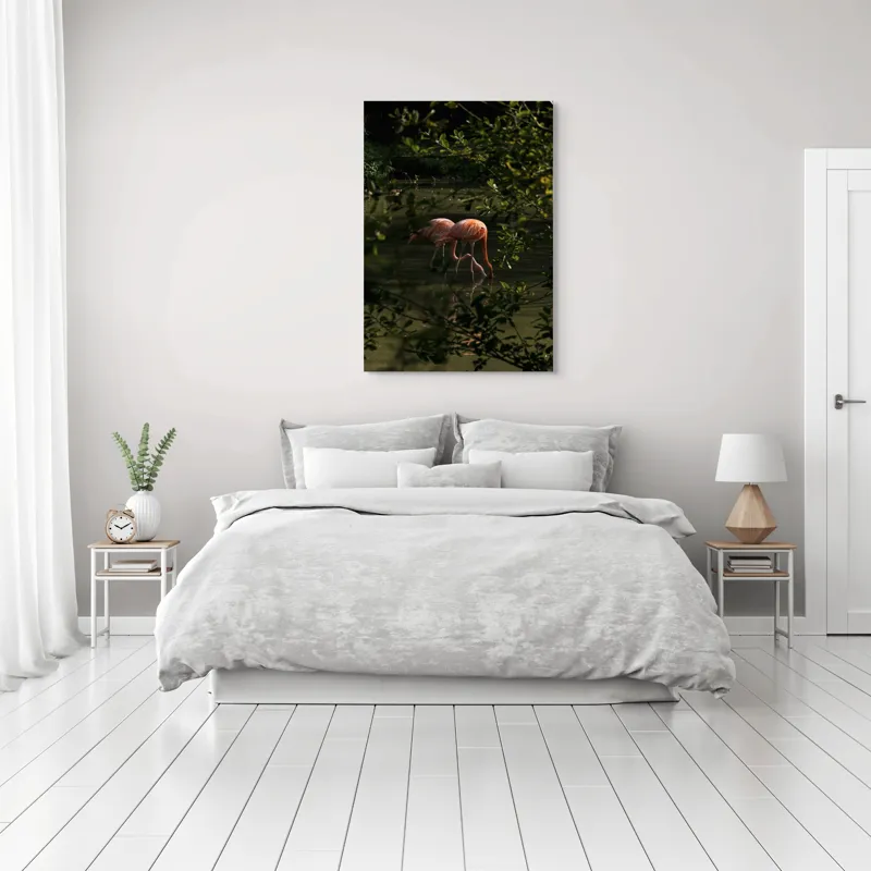 Tablou Canvas, "Flamingo roz în lumina dimineții", Flamingo, Reflecție, Apă, Frunze, Culoare, Natură, Lumină, Serenitate, 70 x 100 cm – poza 3