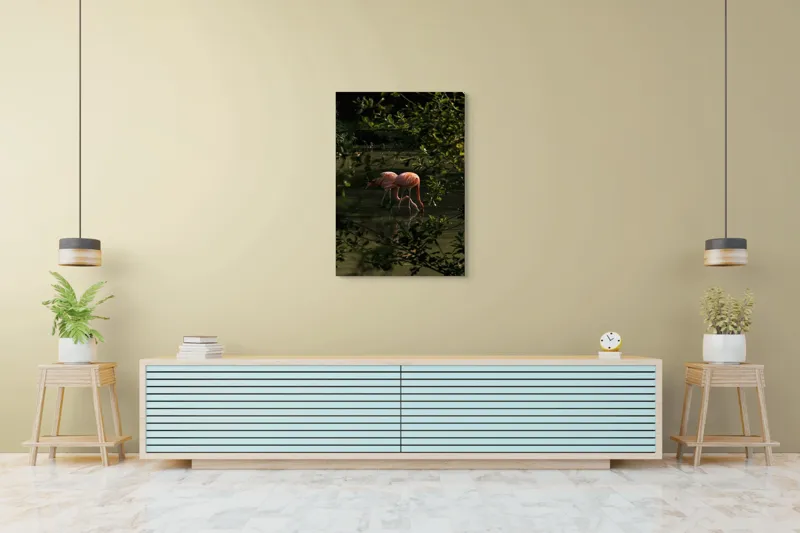 Tablou Canvas, "Flamingo roz în lumina dimineții", Flamingo, Reflecție, Apă, Frunze, Culoare, Natură, Lumină, Serenitate, 70 x 100 cm – poza 5