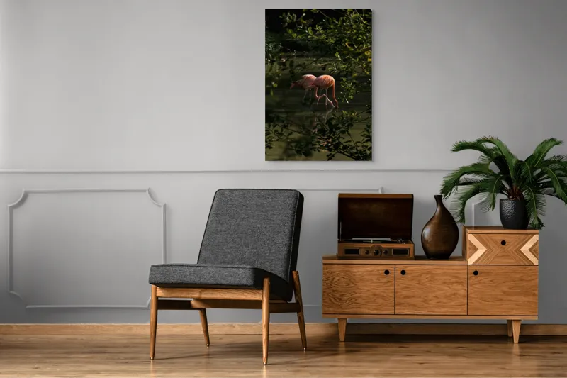Tablou Canvas, "Flamingo roz în lumina dimineții", Flamingo, Reflecție, Apă, Frunze, Culoare, Natură, Lumină, Serenitate, 70 x 100 cm – poza 6