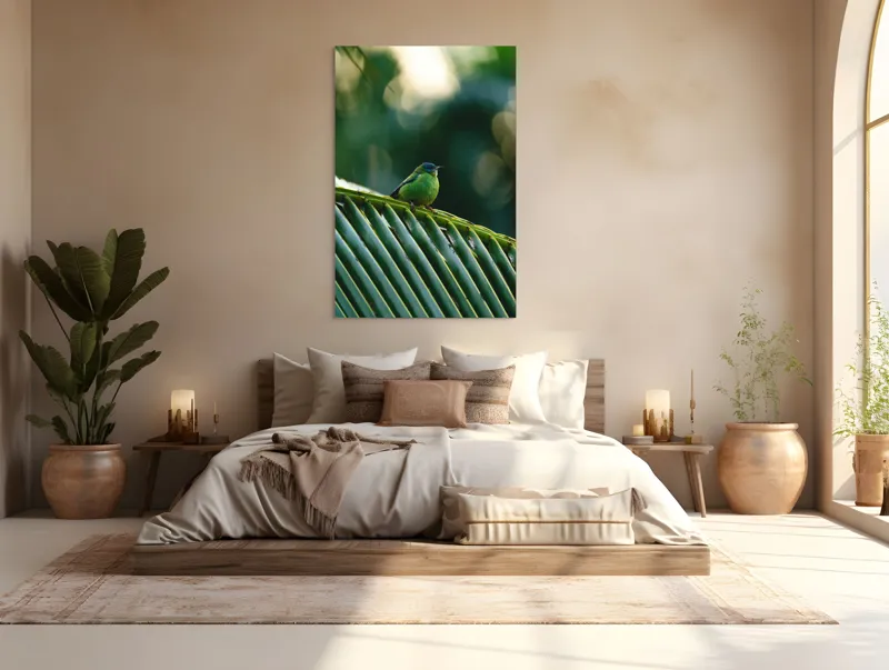 Tablou Canvas, "Păsărică pe frunza de palmier", Plumaj, Verde, Pădure, Natură, Serenitate, Pene, Frumusețe, Liniște, 100 x 150 cm – poza 3