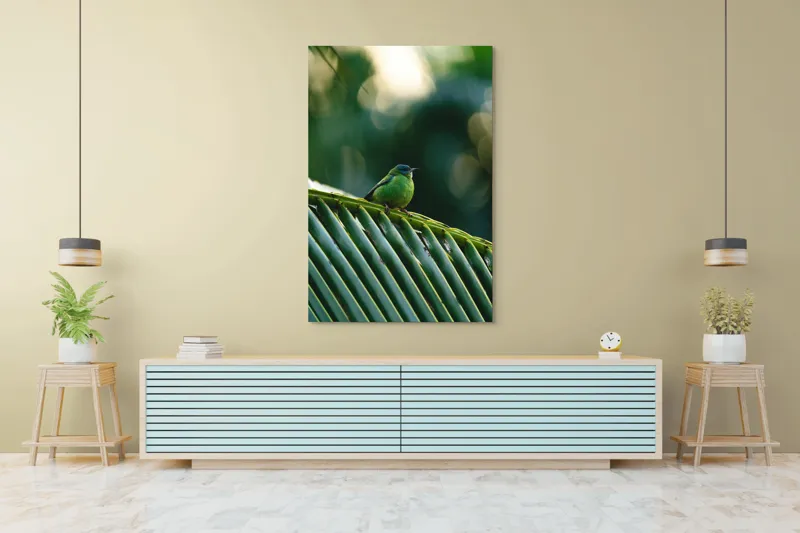 Tablou Canvas, "Păsărică pe frunza de palmier", Plumaj, Verde, Pădure, Natură, Serenitate, Pene, Frumusețe, Liniște, 100 x 150 cm – poza 4