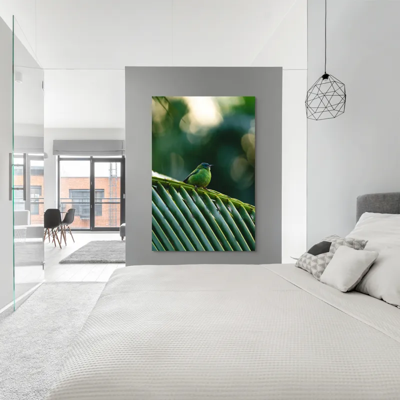 Tablou Canvas, "Păsărică pe frunza de palmier", Plumaj, Verde, Pădure, Natură, Serenitate, Pene, Frumusețe, Liniște, 100 x 150 cm – poza 5