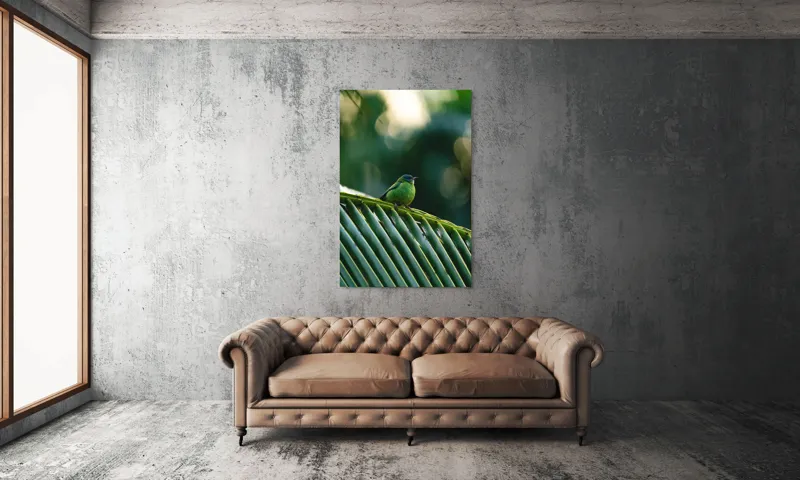 Tablou Canvas, "Păsărică pe frunza de palmier", Plumaj, Verde, Pădure, Natură, Serenitate, Pene, Frumusețe, Liniște, 100 x 150 cm – poza 6