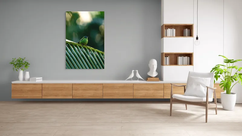 Tablou Canvas, "Păsărică pe frunza de palmier", Plumaj, Verde, Pădure, Natură, Serenitate, Pene, Frumusețe, Liniște, 100 x 150 cm – poza 8