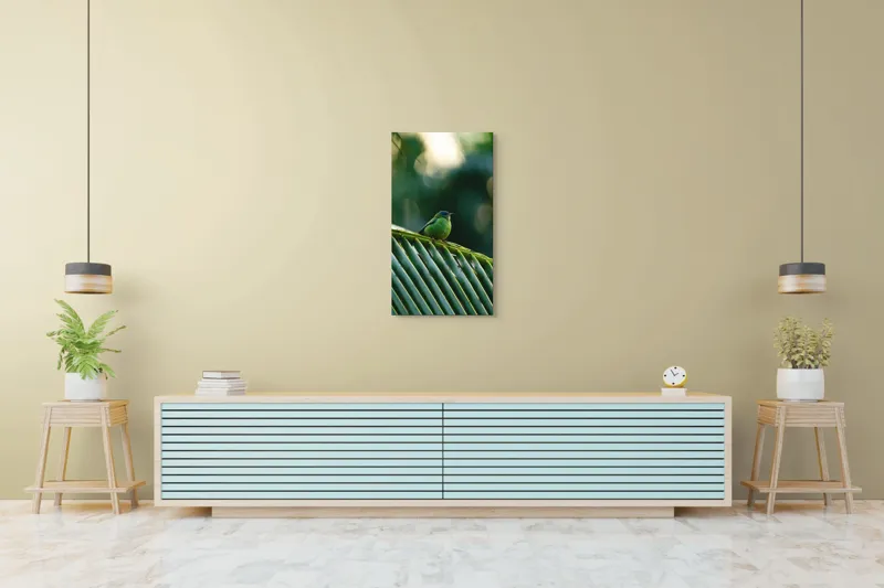 Tablou Canvas, "Păsărică pe frunza de palmier", Plumaj, Verde, Pădure, Natură, Serenitate, Pene, Frumusețe, Liniște, 50 x 90 cm – poza 6