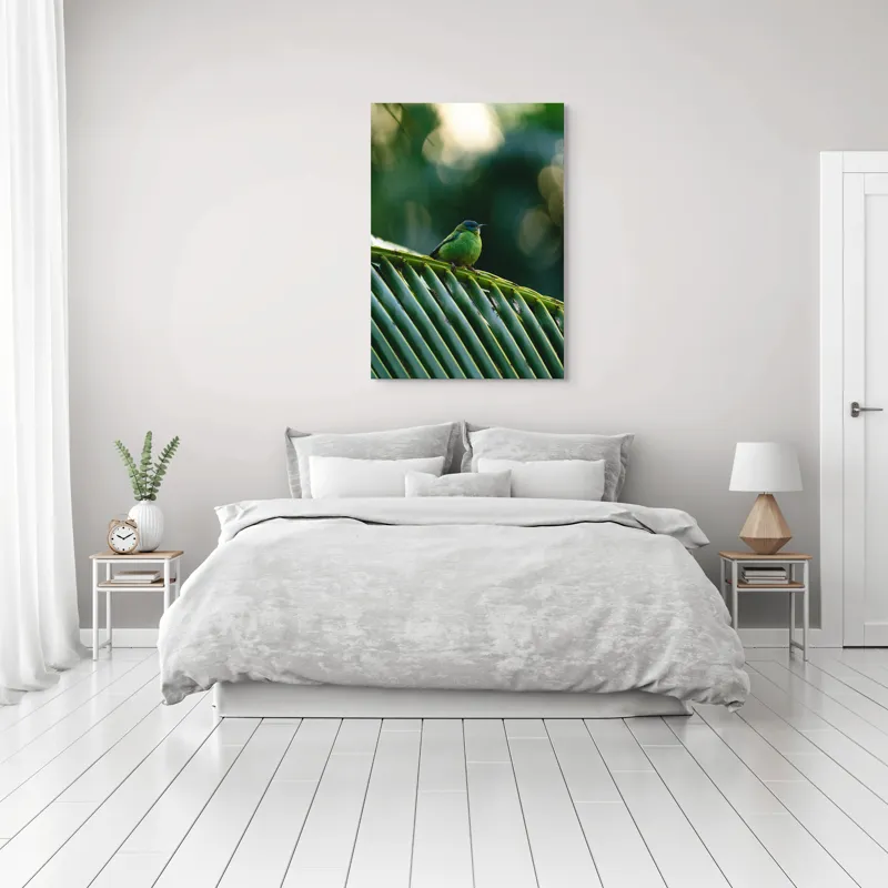 Tablou Canvas, "Păsărică pe frunza de palmier", Plumaj, Verde, Pădure, Natură, Serenitate, Pene, Frumusețe, Liniște, 70 x 100 cm – poza 3