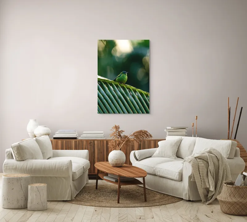 Tablou Canvas, "Păsărică pe frunza de palmier", Plumaj, Verde, Pădure, Natură, Serenitate, Pene, Frumusețe, Liniște, 70 x 100 cm – poza 4