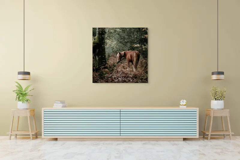 Tablou Canvas, "Calul rătăcit în pădurea de toamnă", Cal, Pădure, Toamnă, Frunziș, Trunchi, Copaci, Natură, Blană, Verde, Peisaj, 100 x 100 cm – poza 5