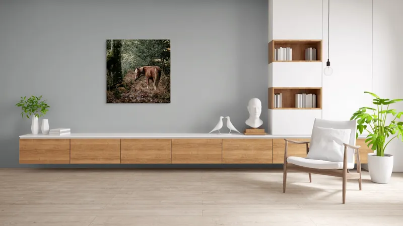 Tablou Canvas, "Calul rătăcit în pădurea de toamnă", Cal, Pădure, Toamnă, Frunziș, Trunchi, Copaci, Natură, Blană, Verde, Peisaj, 100 x 100 cm – poza 8