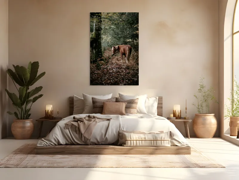 Tablou Canvas, "Calul rătăcit în pădurea de toamnă", Cal, Pădure, Toamnă, Frunziș, Trunchi, Copaci, Natură, Blană, Verde, Peisaj, 100 x 150 cm – poza 3