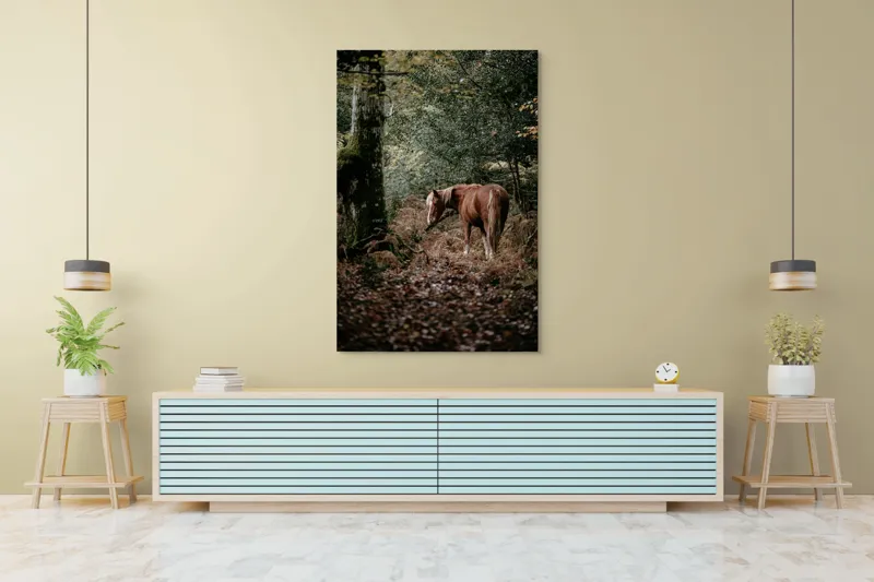 Tablou Canvas, "Calul rătăcit în pădurea de toamnă", Cal, Pădure, Toamnă, Frunziș, Trunchi, Copaci, Natură, Blană, Verde, Peisaj, 100 x 150 cm – poza 4