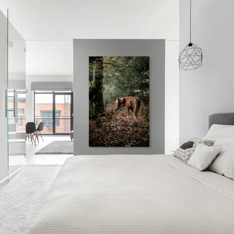 Tablou Canvas, "Calul rătăcit în pădurea de toamnă", Cal, Pădure, Toamnă, Frunziș, Trunchi, Copaci, Natură, Blană, Verde, Peisaj, 100 x 150 cm – poza 5